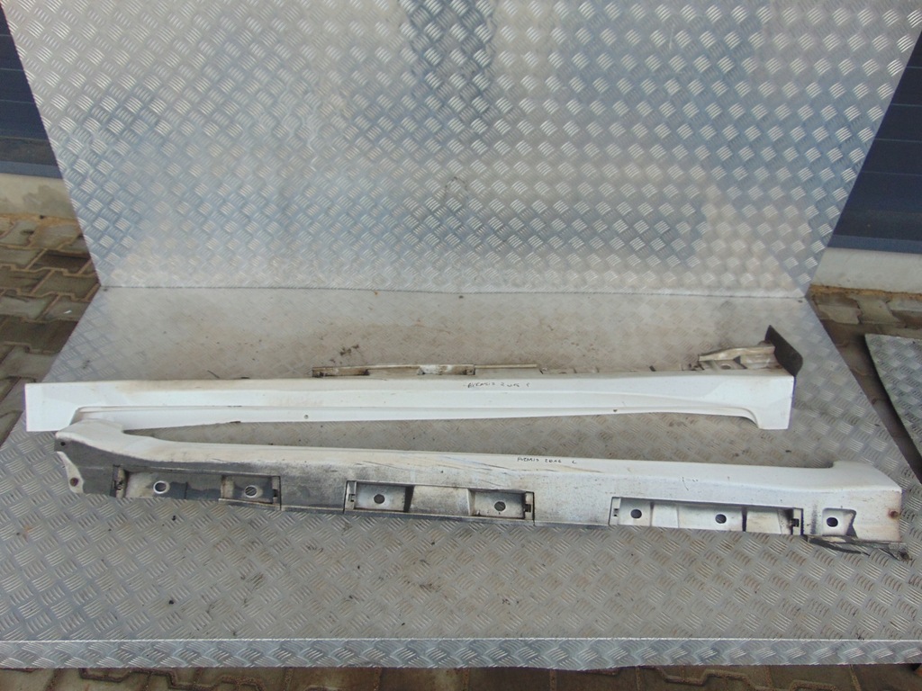 фото №1, Toyota avensis t27 молдинг порог правая 15-