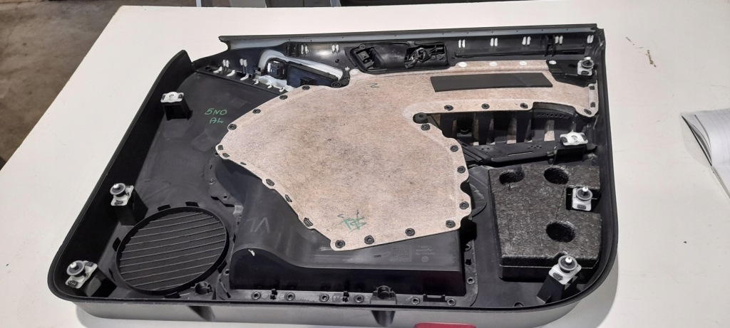 Обшивка дверь левый перед vw tiguan 5n0867011 в Украине