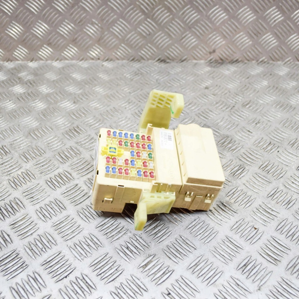 фото №1, Hyundai sonata 2005 рамка / модуль предохранителей