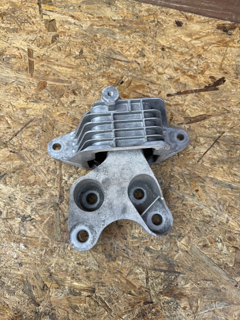 Купити Кронштейн коробки передач opel insignia b 84080177