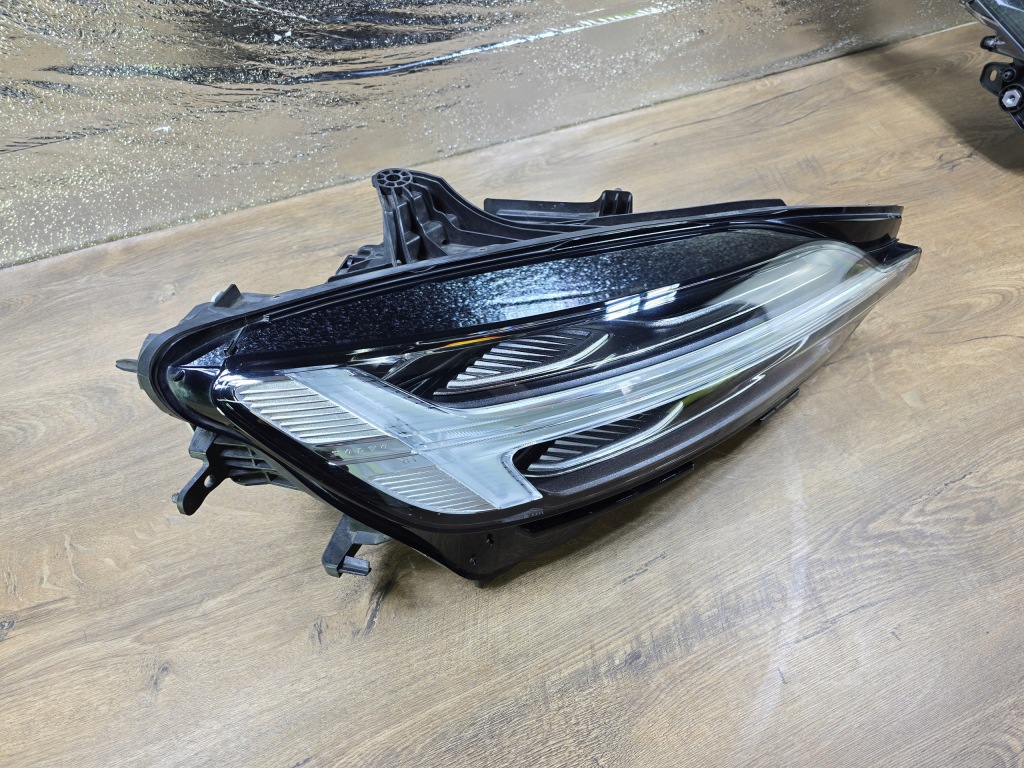 Volvo v60 s60 18- фара перед передняя правый  full led 31656888 в Украине