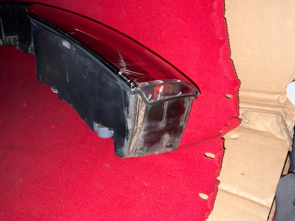 Porsche cayenne 9y фара задний  средняя накладка led 9y0945081f оригинал Оригинал