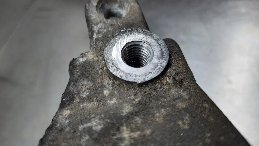 фото №3, Кронштейн двигуна 7700869509 renault clio ii 1.4b