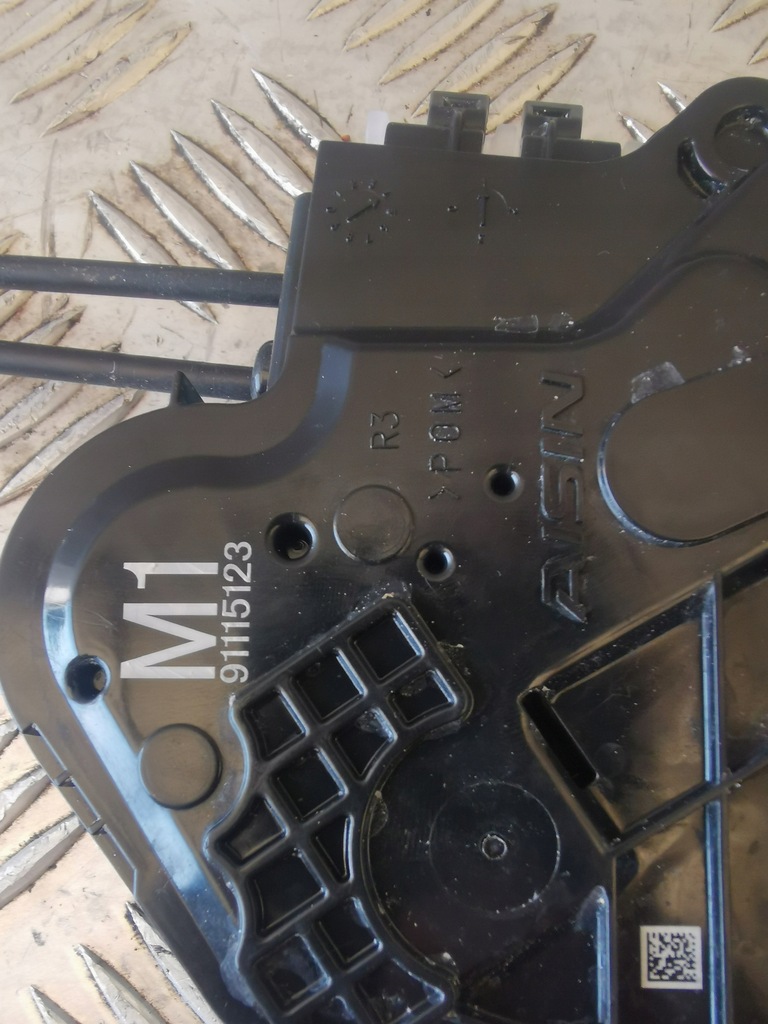 фото №7, Subaru xv ii 19 замок двері правий задня 2 контакти