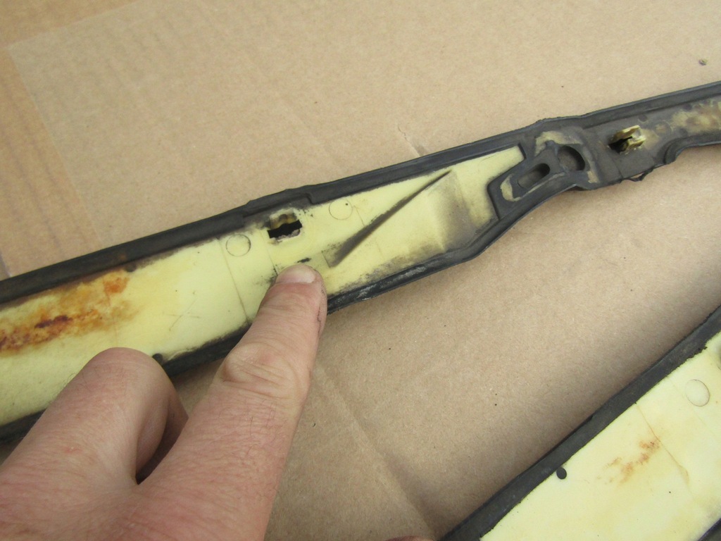 фото №11, 3 mercedes w124 прокладка капот 85-93 kpl l+p