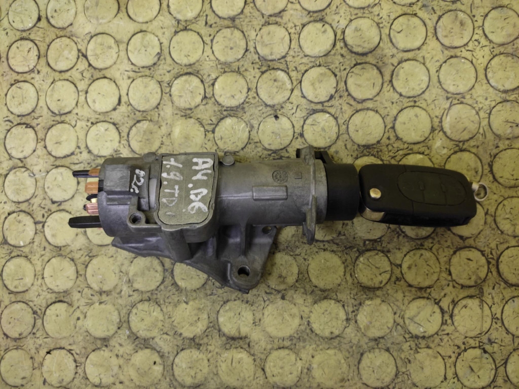 Купити Audi a4 b6 замок запалювання ключ 4b0905851c