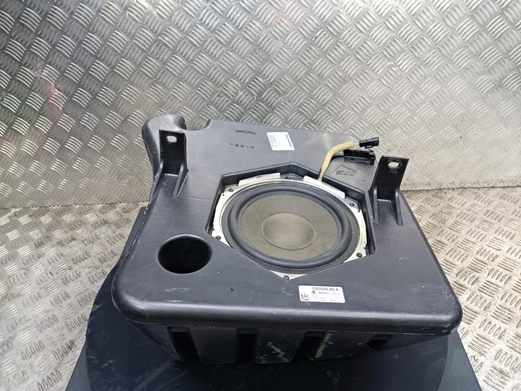 Купить Tesla model s рестайлинг  subboufer динамик 1042544-00-a
