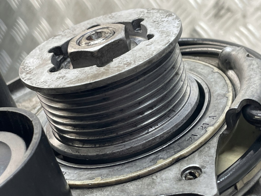 Купити Mercedes оригінальний номер a0009008135 w206 генератор