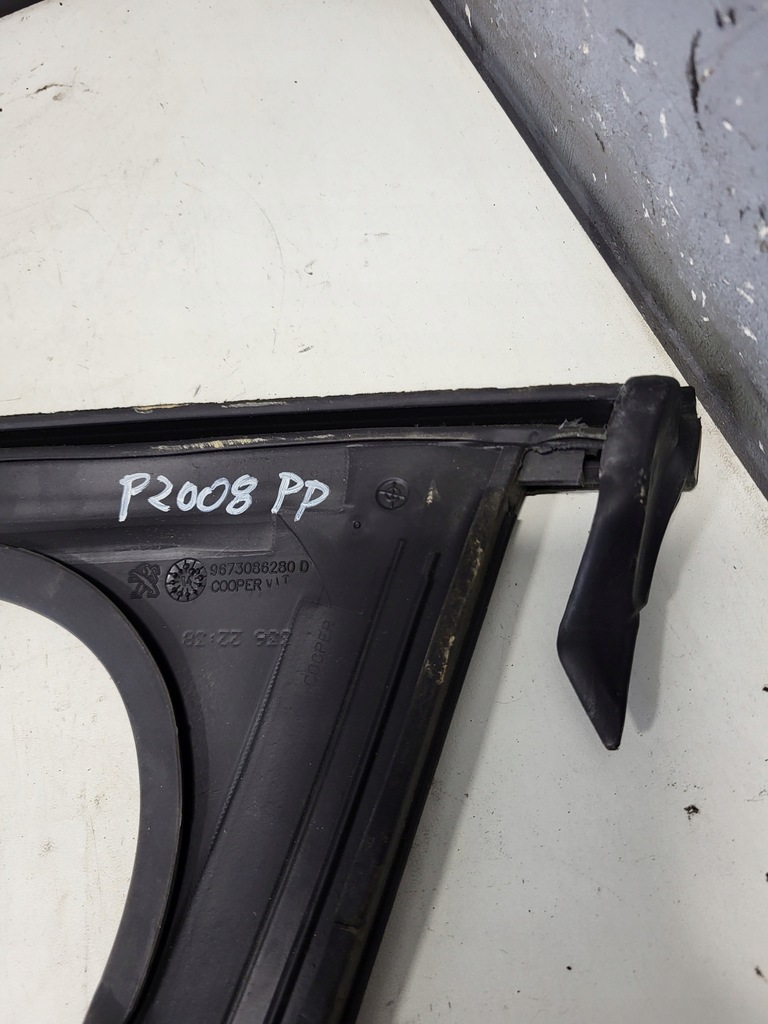 фото №12, Прокладка направляющая стекло правый перед peugeot 2008 i 9673086280