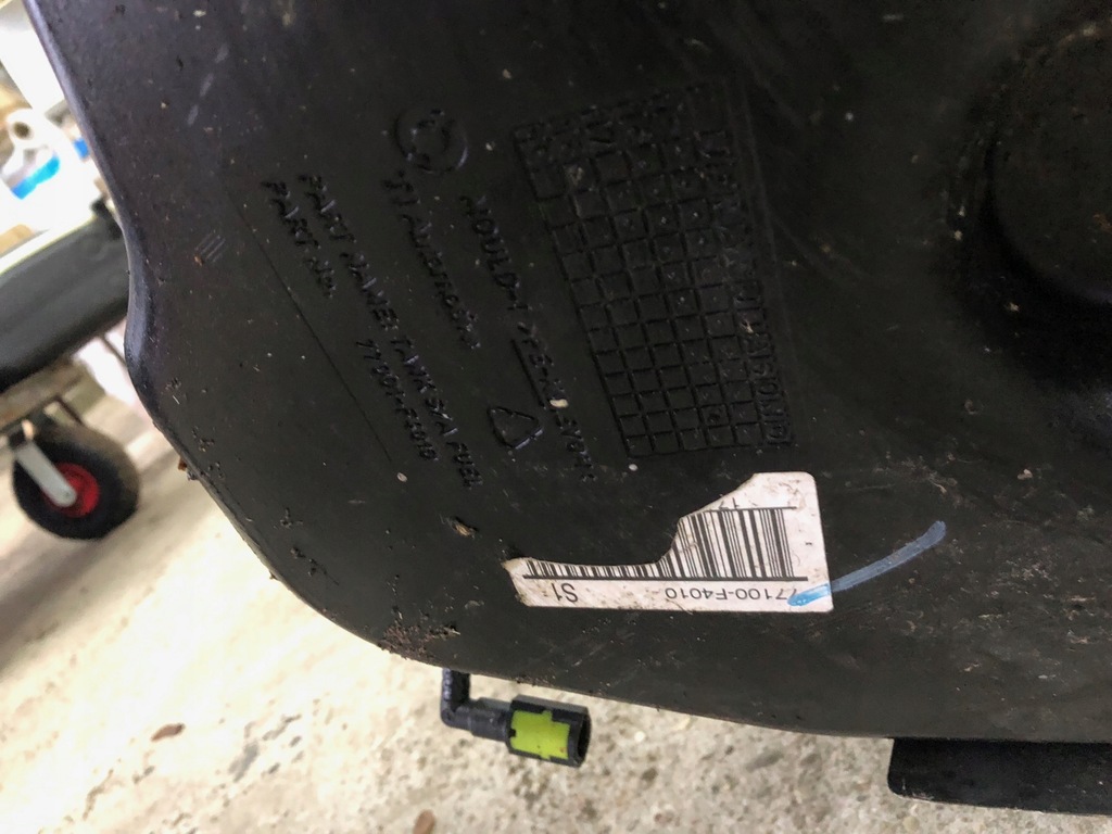 фото №13, Toyota c-hr бак bak пального 77100-f4010