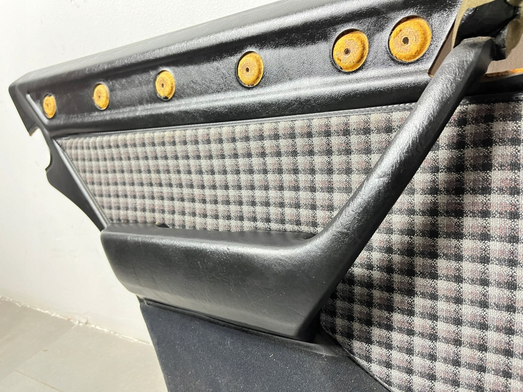 Купити Обшивка двері лівий задній решітка sportline mercedes w124 sedan 1247370970