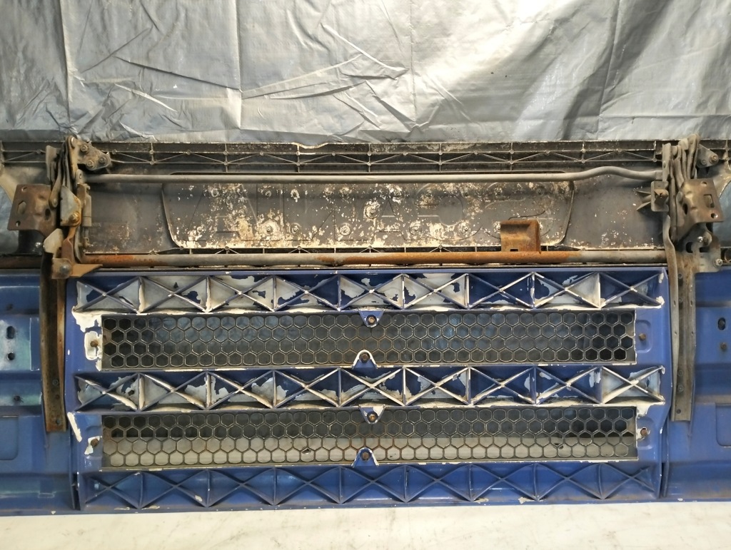 Решітка  решітка радіатора капот scania p94 bd4 2000r 1597571 s449 Доставка