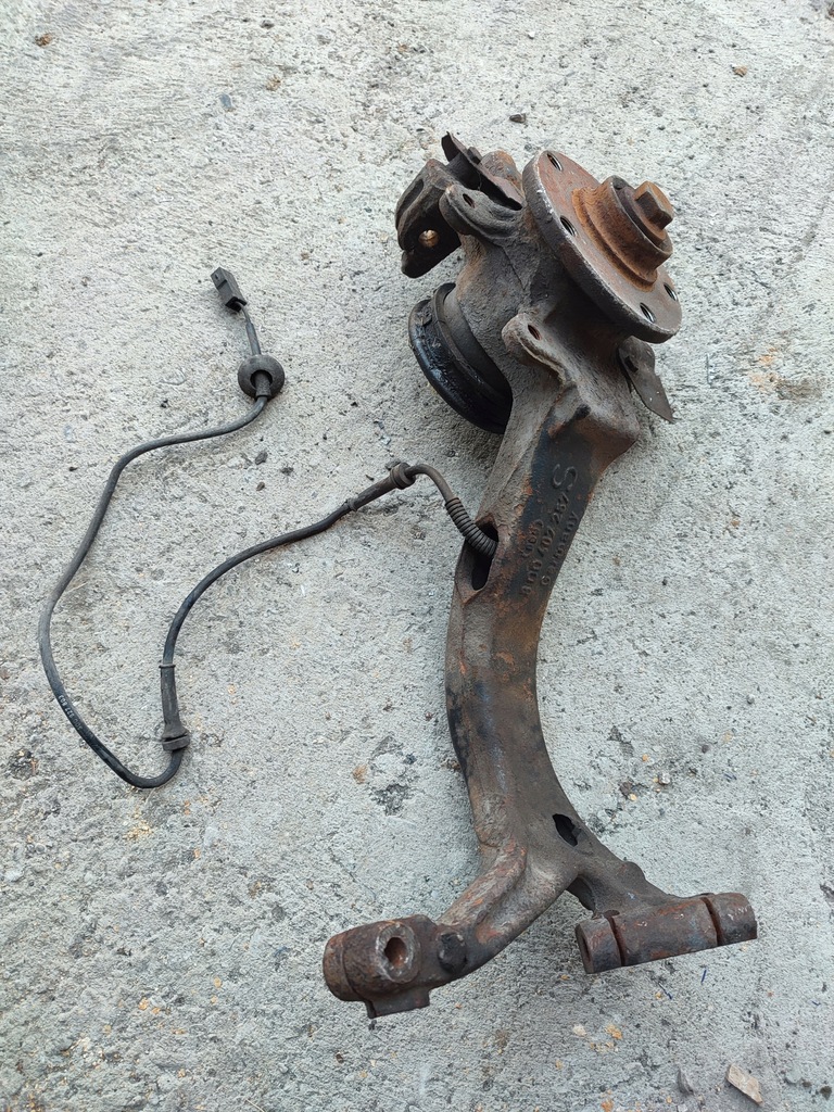 фото №1, Поворотный кулак ступица левый перед passat b5 8d0407257