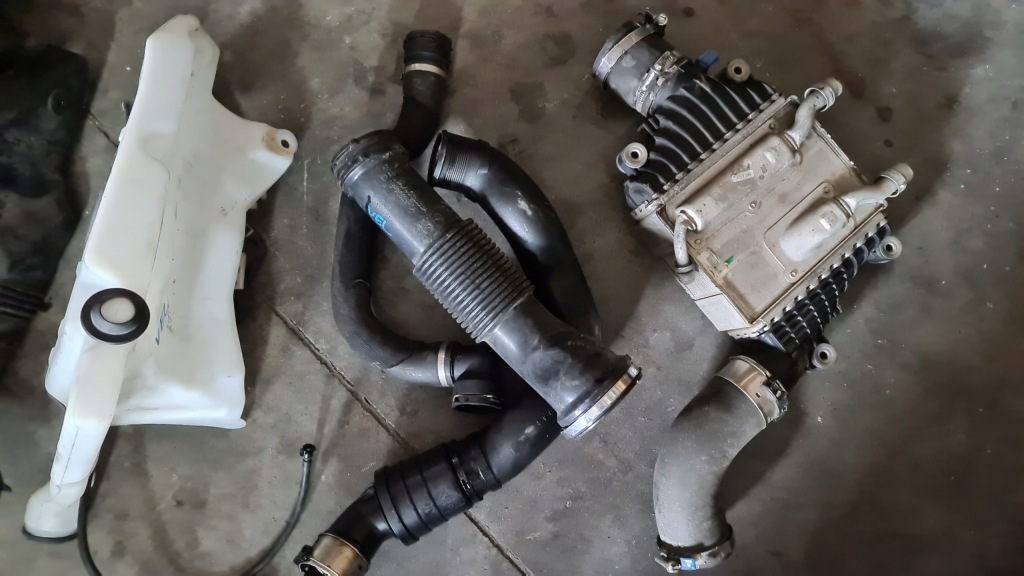 фото №1, Range rover velar труба інтеркулер бачок