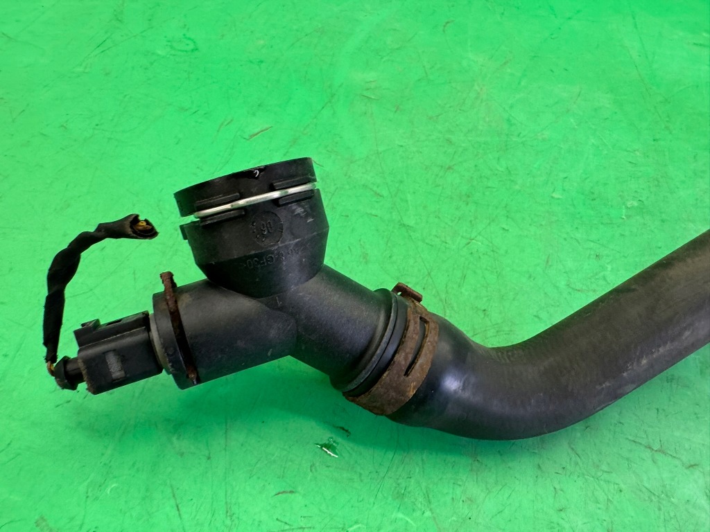 Труба шланг радіатора патрубок води гумовий елемент 1k0121051t vw passat b6 2.0 fsi 05- Зі Шроту