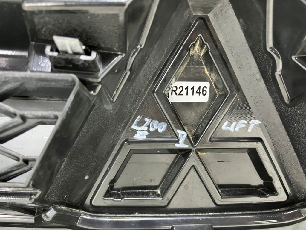 фото №15, Решётка радиатора mitsubishi l200 5 v 19r.- решётка радиатора передняя накладка бампера значок