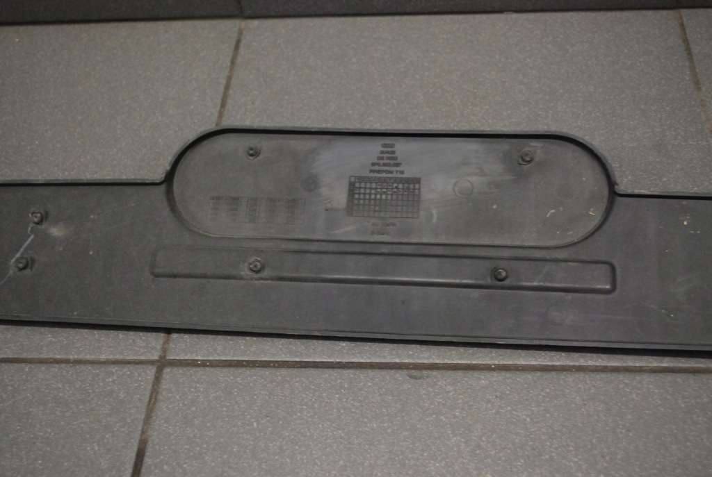 Молдинг накладка решетка поперечина a3 8p рестайлинг  8p0853037 с Разборки