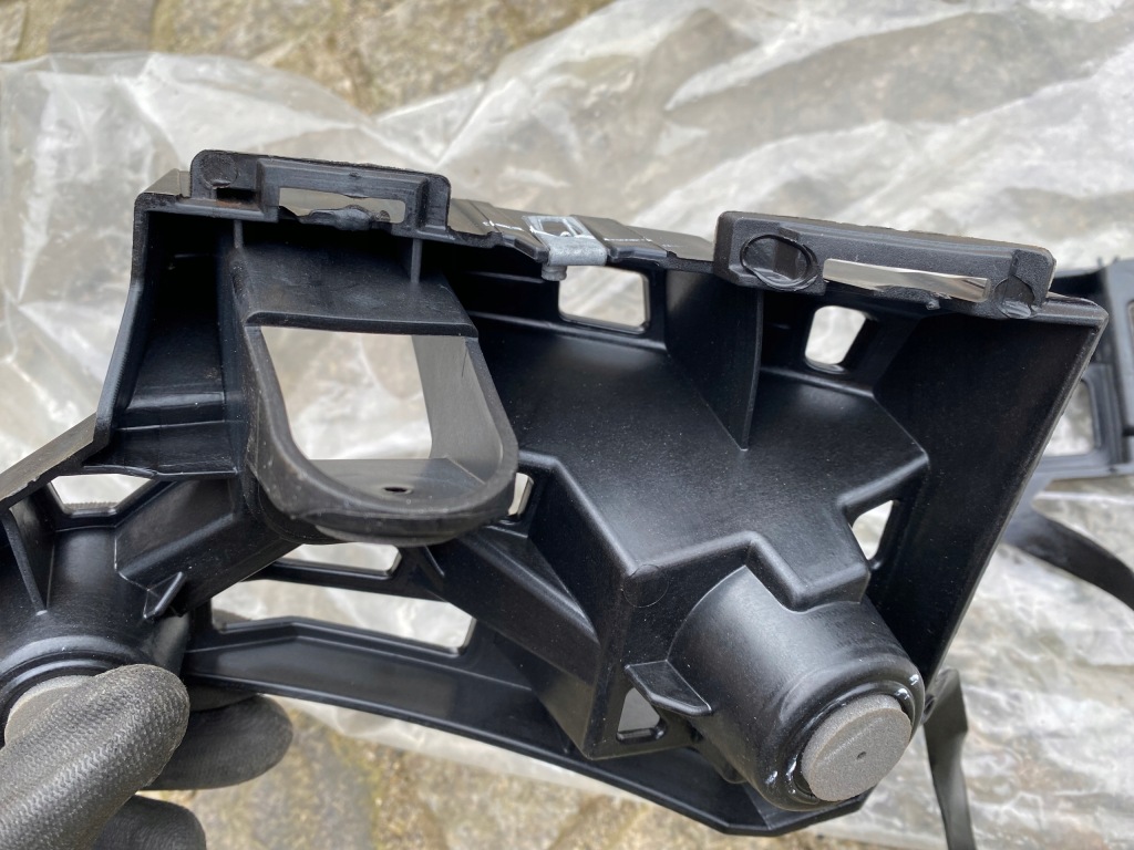 Opel astra k напрямна бампера лівий задній 13426388 оригінал новий Оригінал