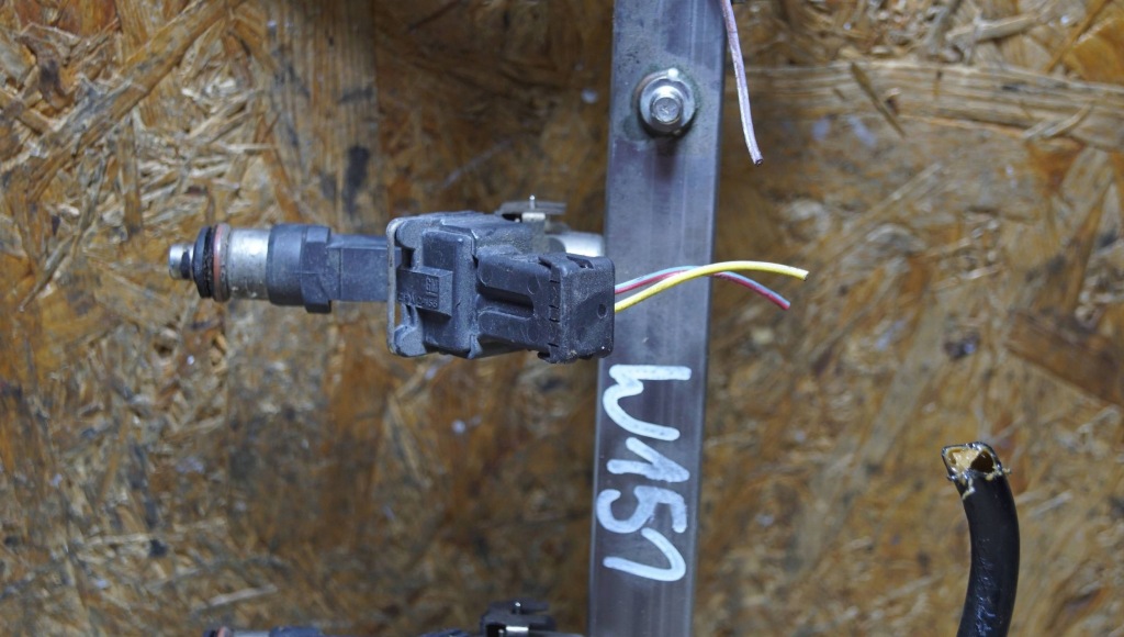 Opel молдинг упорскування 1.2 1.4 55572731 w151 Зі Шроту