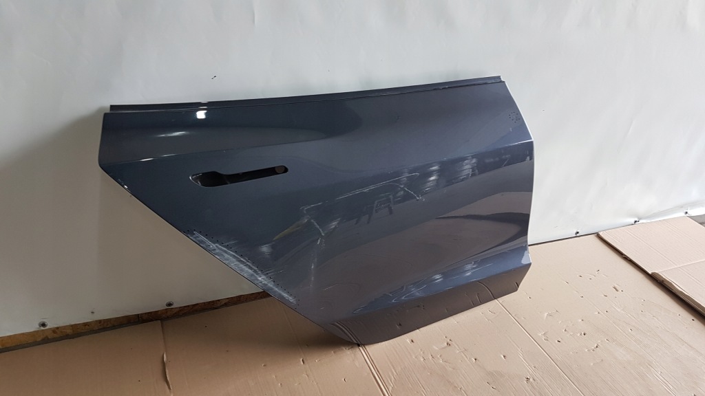 Дверь задний  правое tesla model 3 17- Доставка