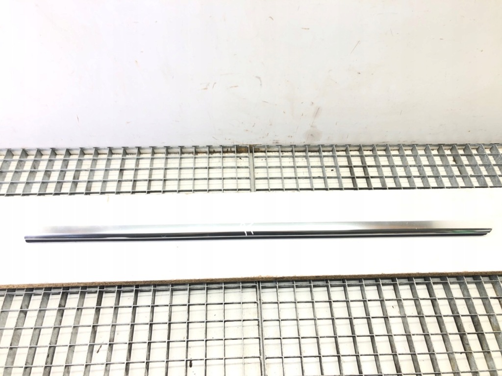 фото №1, Молдинг уплотнитель задняя правая хром mercedes c117