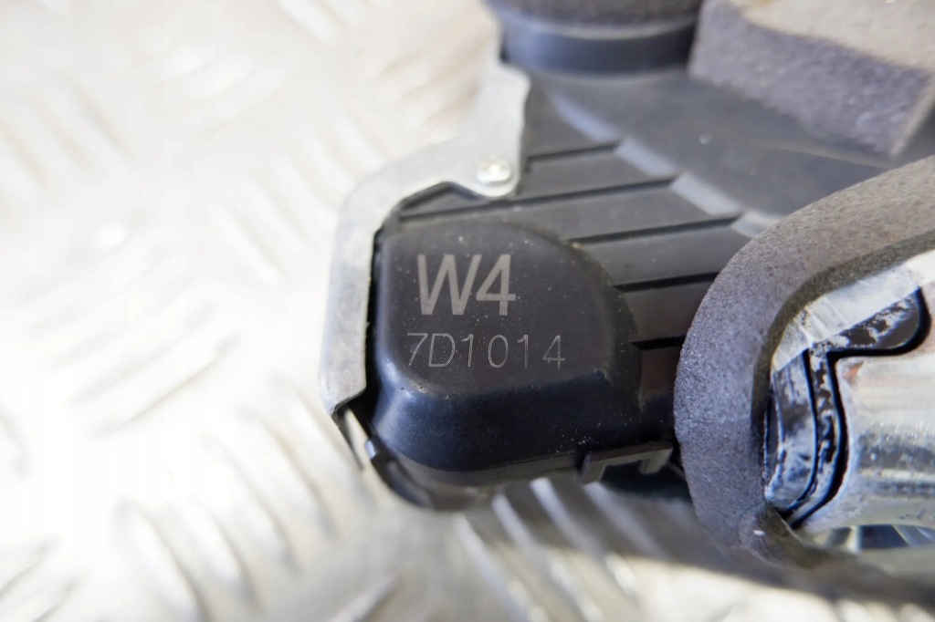 Купити Замок лівих передніх двері toyota prius plus _w4_ 6904060220 1.8l