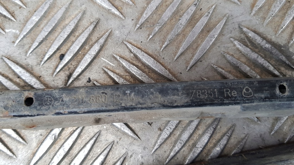 фото №9, Mercedes w211 направляющая кронштейн бампера крыла перед левый lub правый