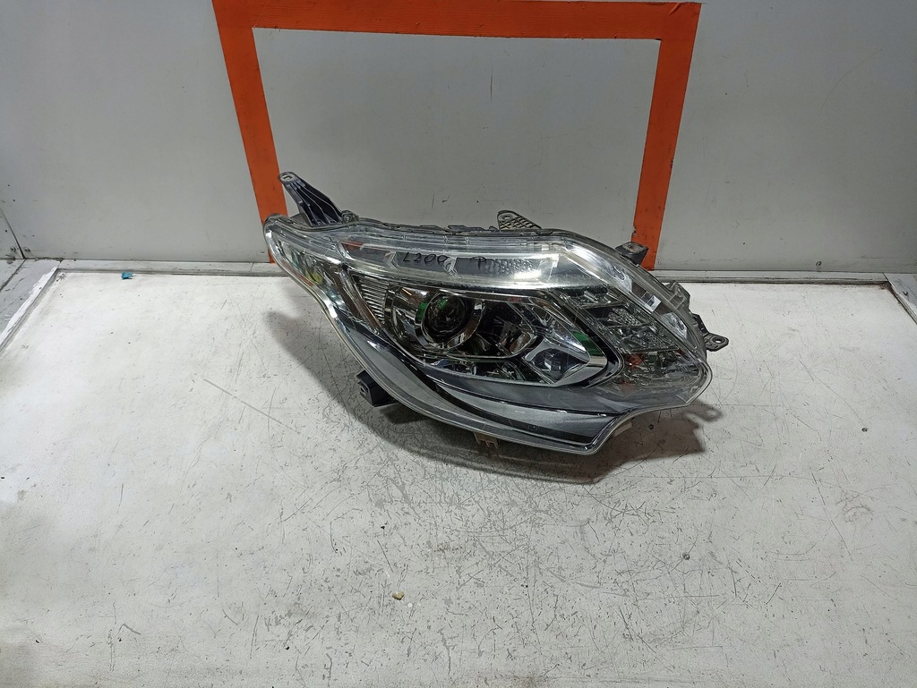 фото №1, Mitsubishi l200 лампа правая передняя 8301d156