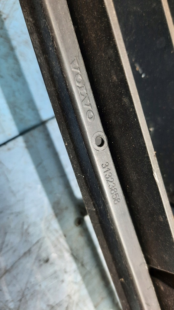 фото №14, Решітка середня бампера перед volvo s60 v60