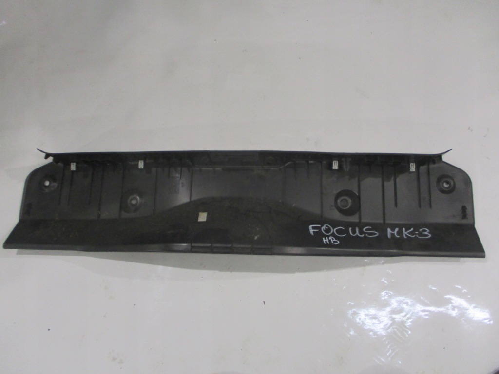 Пластик накладка порог накладка поперечина задняя заднего багажника ford focus mk3 hb Оригинал