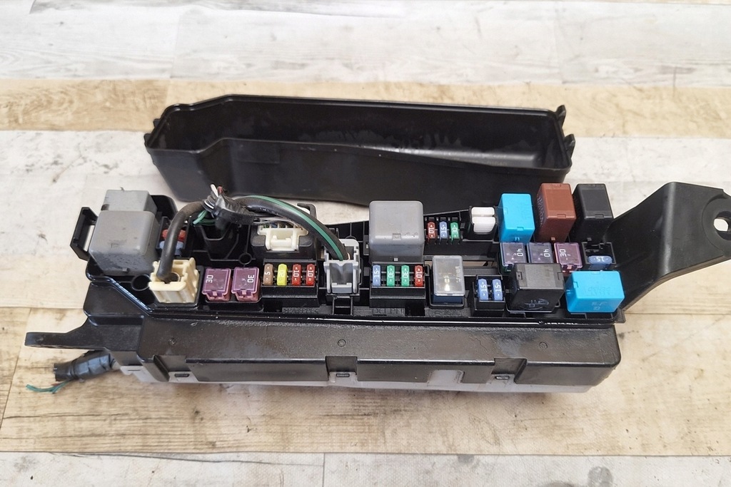 фото №7, Коробка предохранителей pontiac vibe estate 8266201040 1.8l бензиновый 96kw