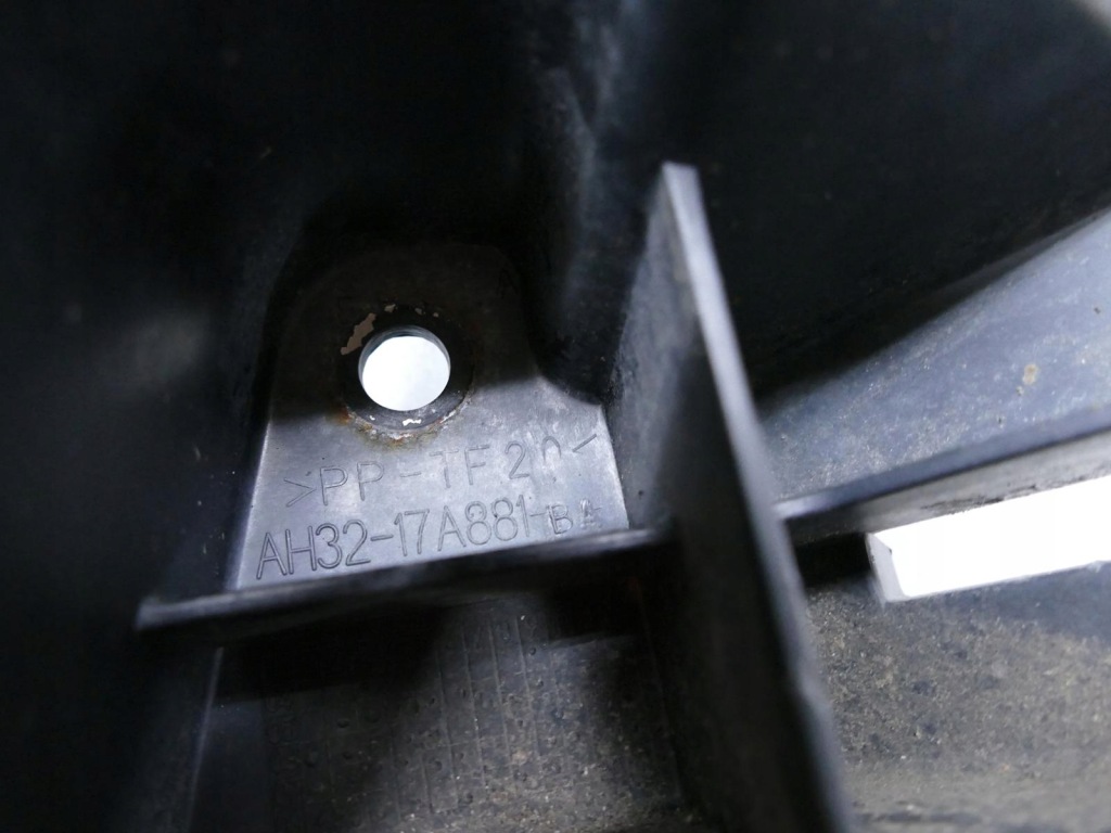 фото №4, Land rover оригинальный номер ah32-17a881-ba направляющая кронштейн бампера