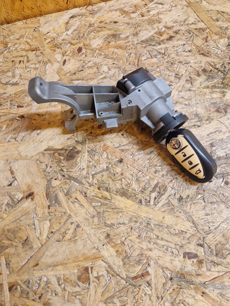 Купити Alfa romeo giulietta 2011 замок запалювання