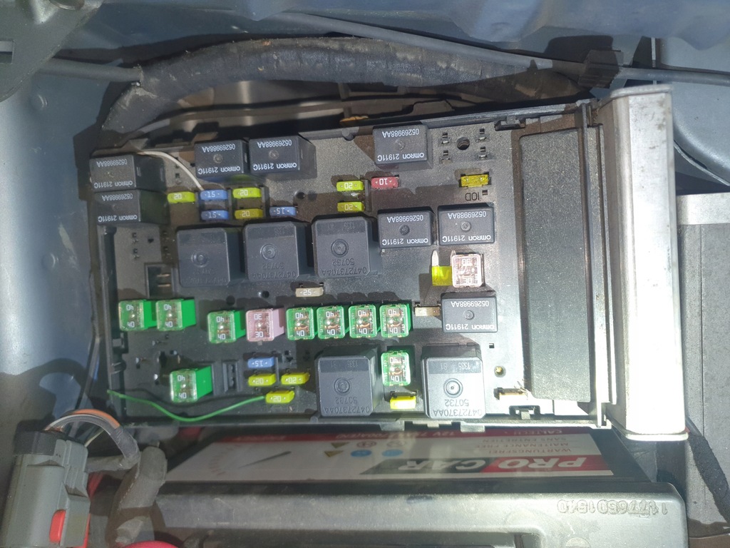 фото №13, Крышка баллончик предохранителей chrysler town and country 2005 3.3 b 182km eu