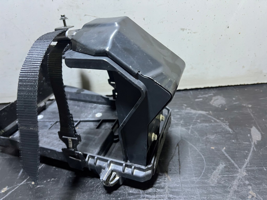 Volvo xc40 1.5 t3 основание кронштейн аккумулятор держатель корпус 32244415 Недорого