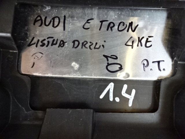 Молдинг двері правий задня audi e-tron Зі Шроту