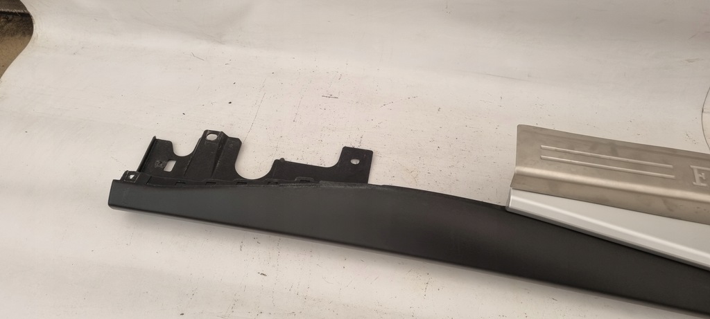 фото №4, Ferrari portofino f164 молдинг поріг права