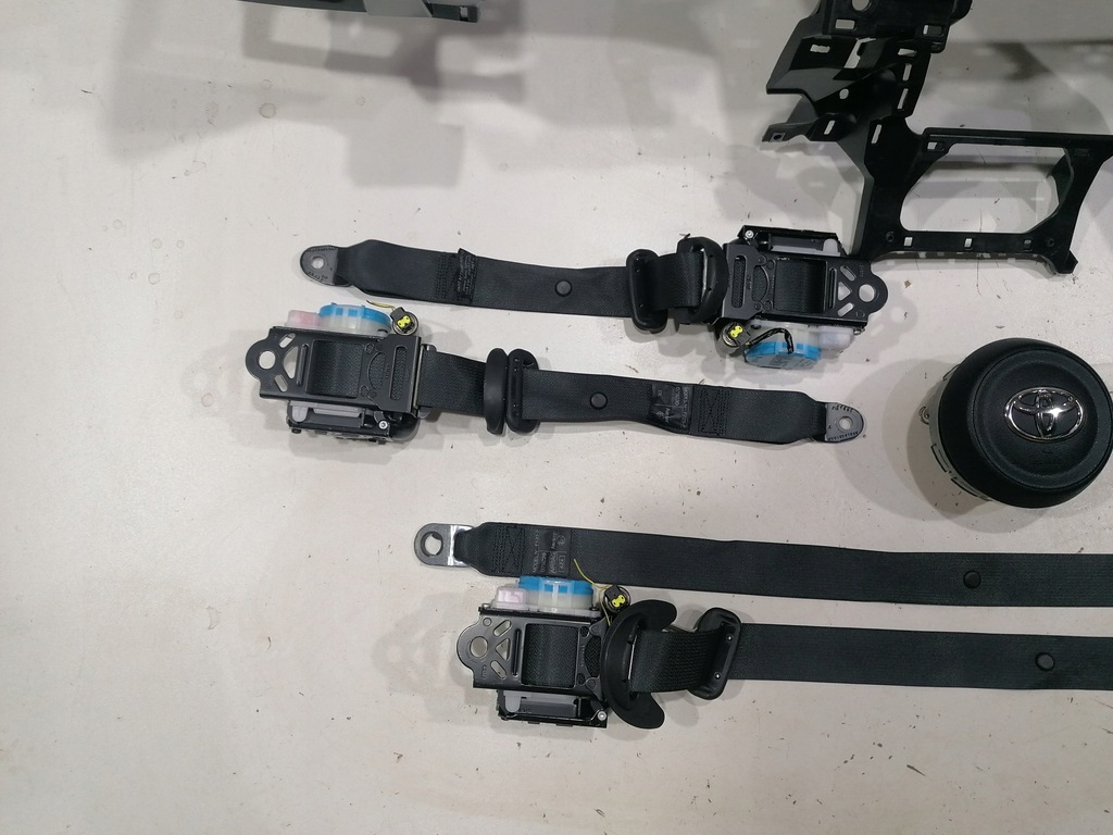 фото №5, Toyota yaris 4 iv cross приборная панель подушка безопасности подушки безопасности ремни оригинал