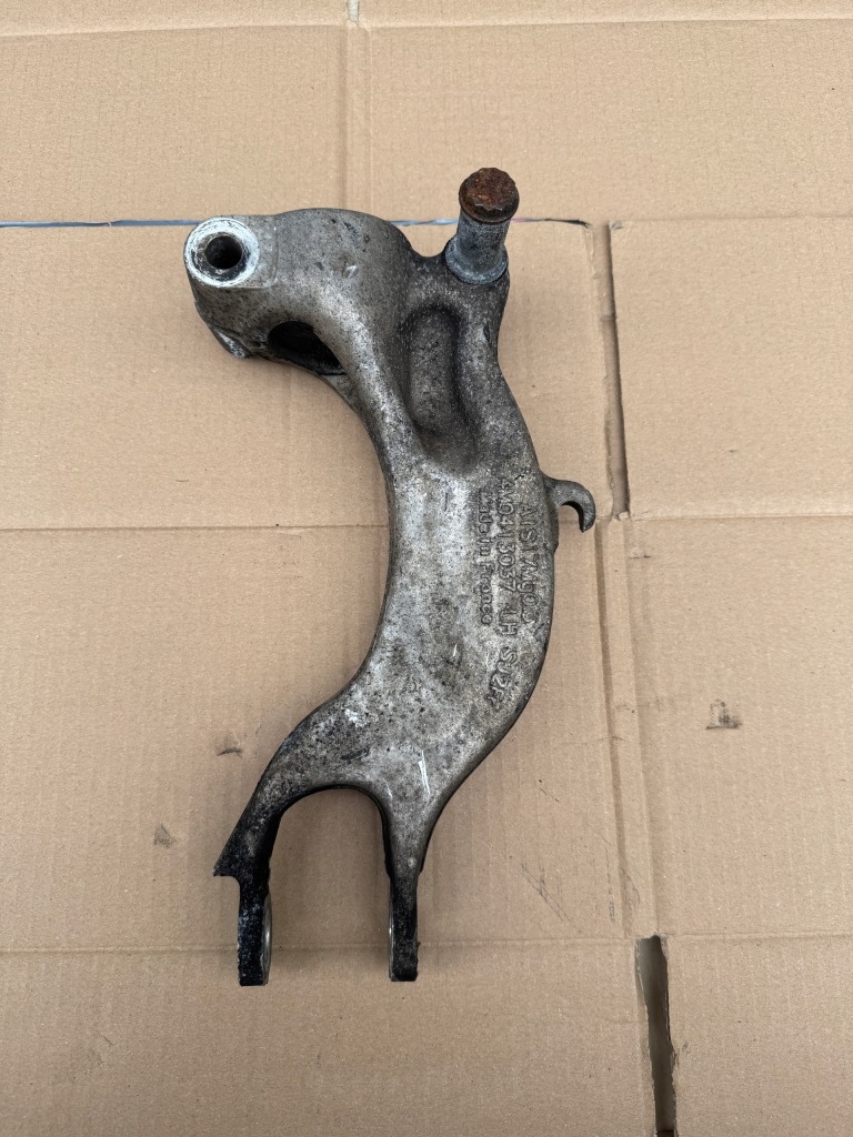 фото №1, Audi a6 c8 кронштейн амортизатора левая 4m0413037