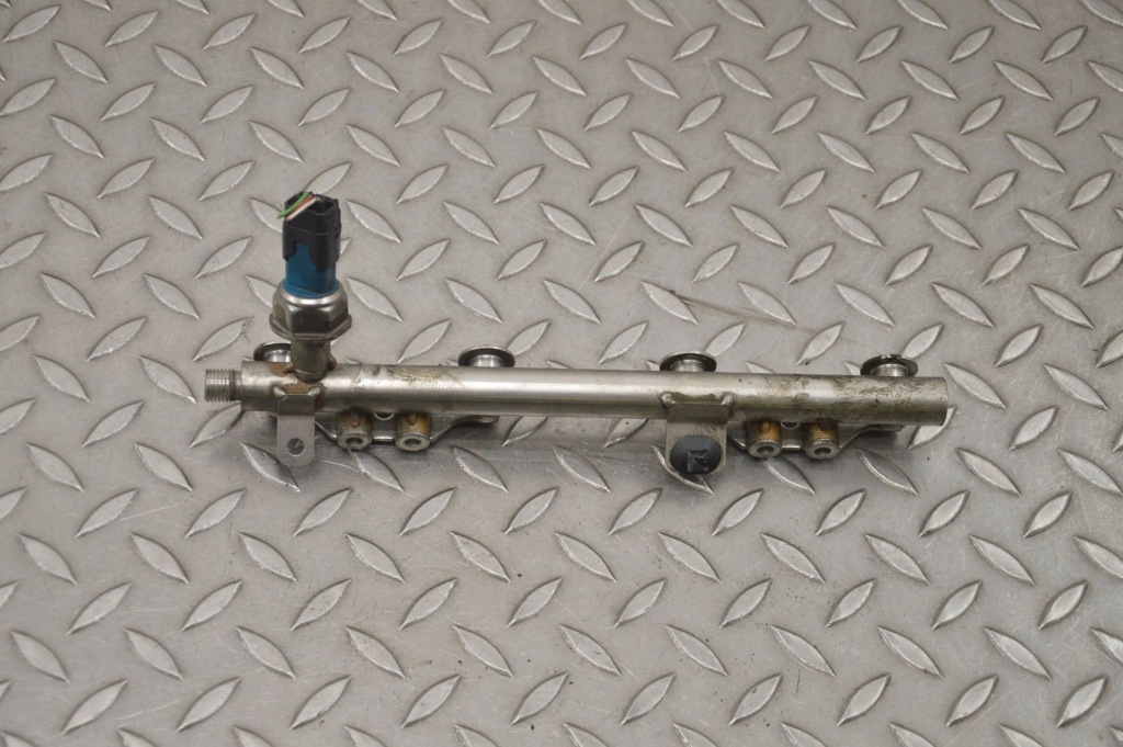 фото №1, Nissan pulsar 2014 молдинг впрыскная