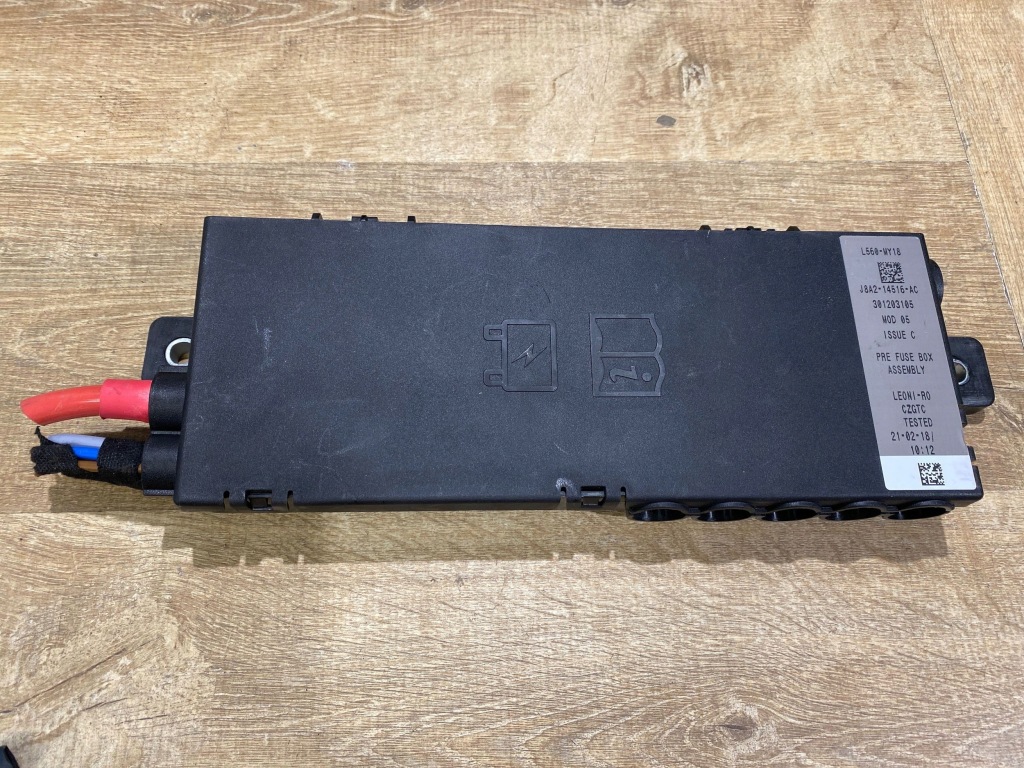 Купити Коробка запобіжників клема плюсова range rover velar l560 j8a2-14516-ac