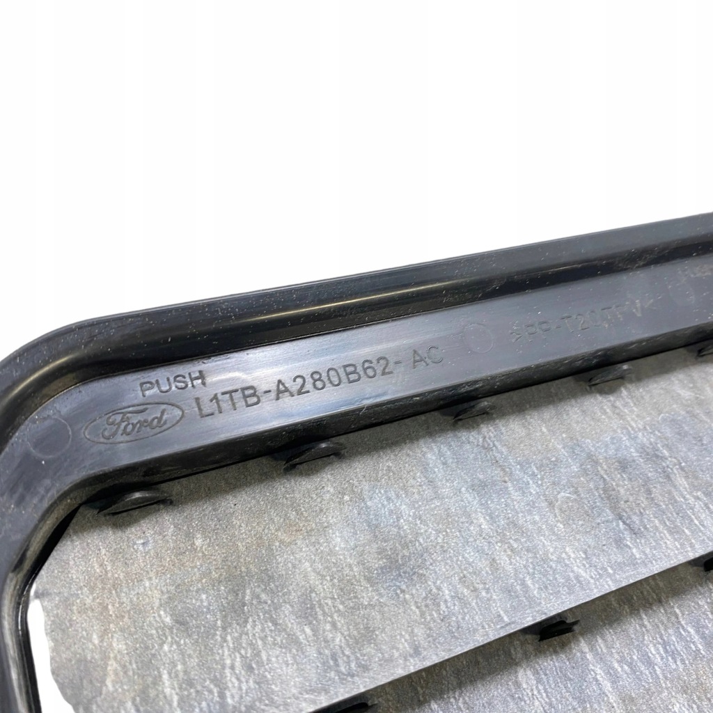 Ford kuga iii 2021 правая сторона решётка вентиляционная под бампером задним Киев