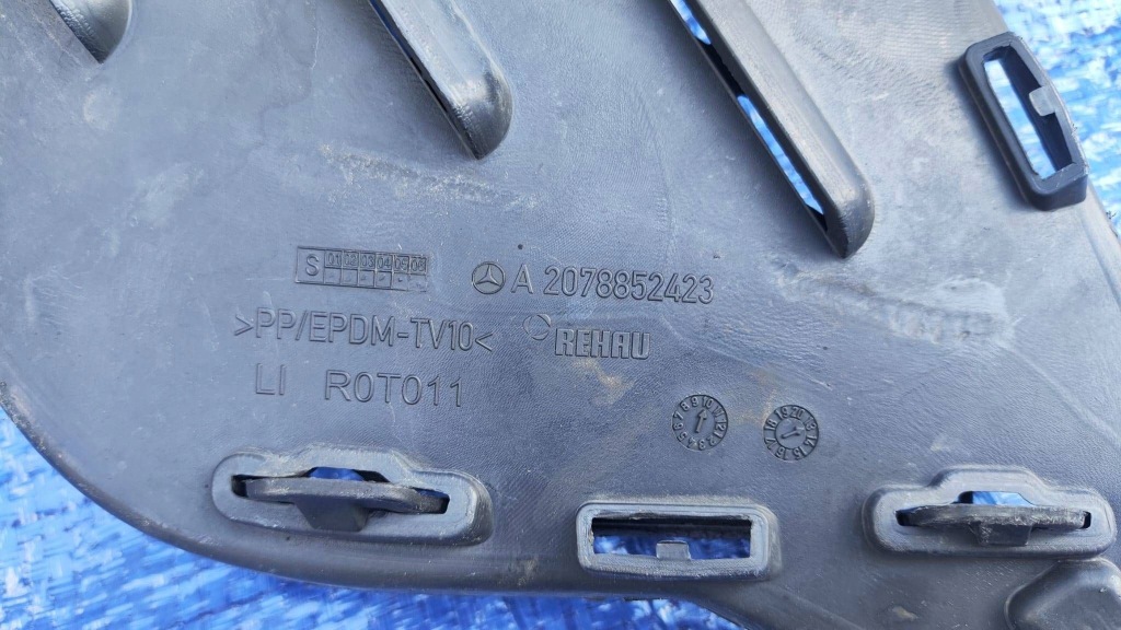 Решітка бампера перед ліва права комплект mercedes w207 рестайлінг  amg Ціна