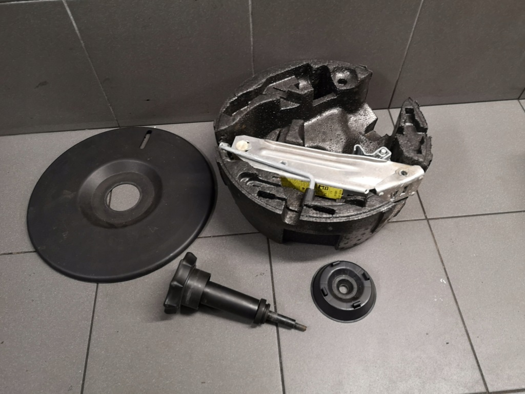 фото №1, Вкладиш багажника домкрат audi a3 8l 8l0012109