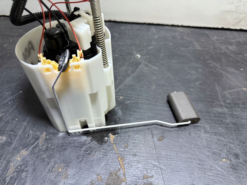 Opel corsa e adam 1.2 1.4 бензин насос топлива помпа zbiornka 13356928 Недорого