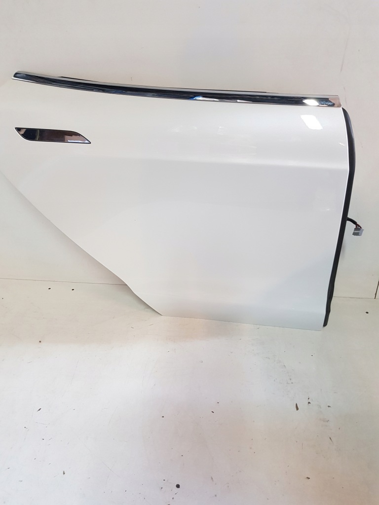Tesla s рестайлинг  дверь правый  задняя white перламутр в Украине