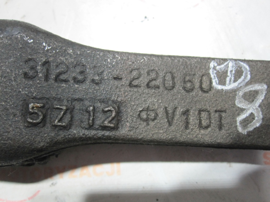 Кронштейн вилка циліндр зчеплення 31233-22050 lexus is ii is220 ii 2.2 d-cat 05-13 в Україні