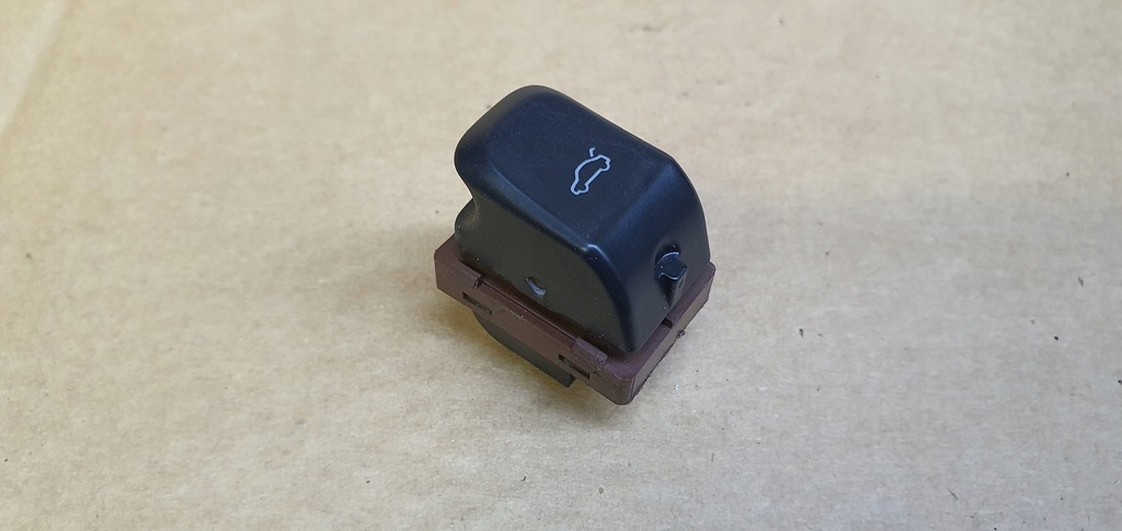 фото №1, Audi a4 b8 переключатель открывания крышки багажника