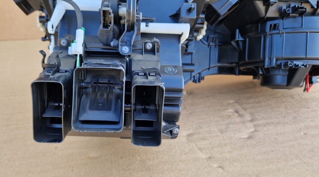 Обігрівач vw audi skoda 5qh816005d оригінал комплект  як нова Недорого