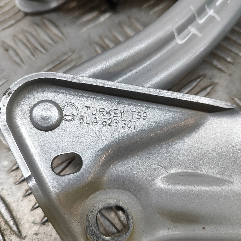 фото №6, Skoda enyaq iv 2022 левая сторона петли крышки / капот двигателя